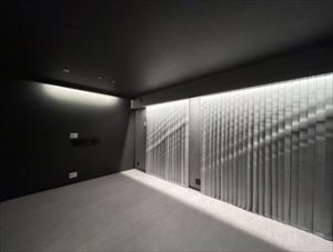 バーチカルカーテン・壁面tvに間接照明